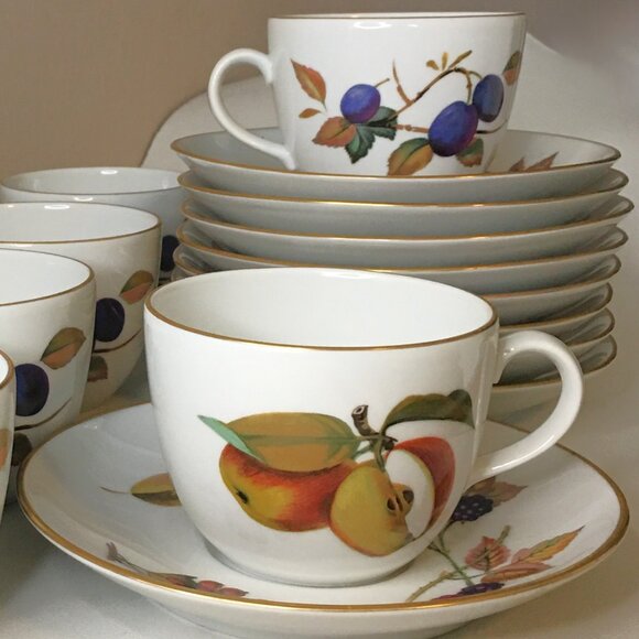 MCM 1961 ROYAL WORCESTER "Evesham" Gold Rim Cups & Saucers 🫐🍎 SET of 9! - Picture 2 of 15